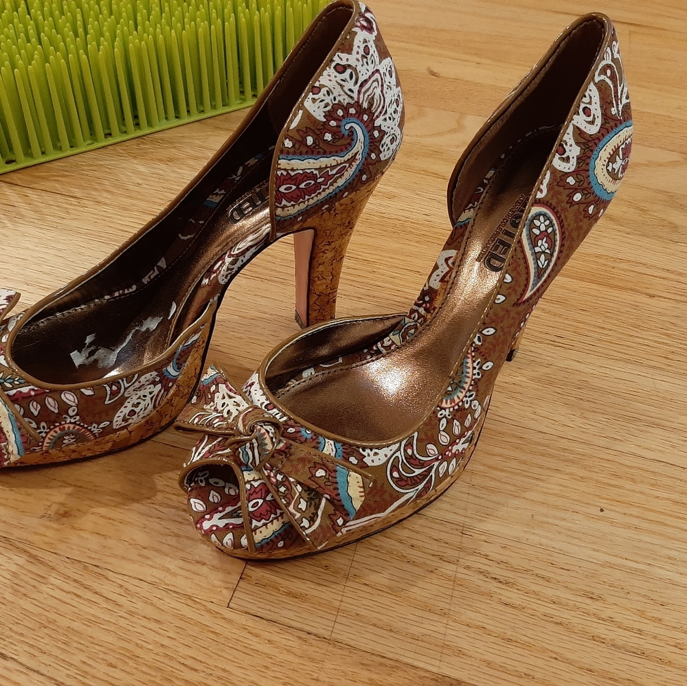 Unlisted by Kenneth Cole Women's size 6 shoes Cork